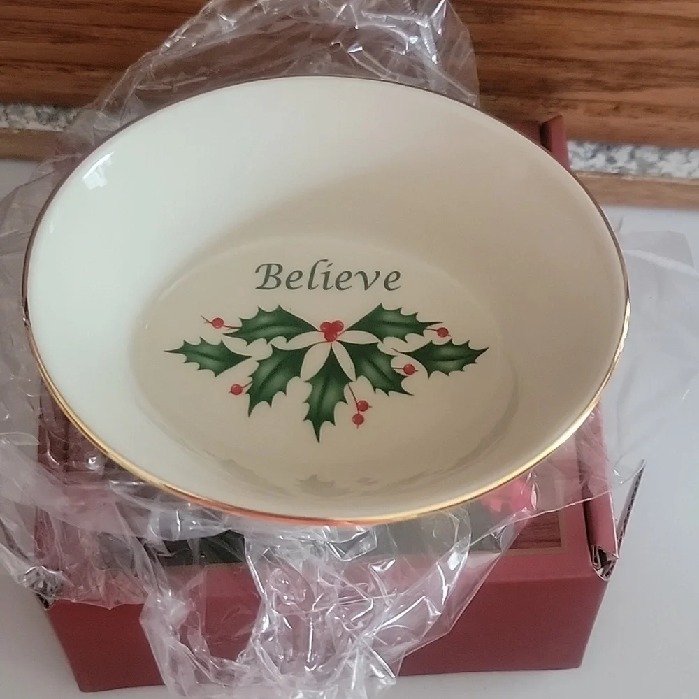 Lenox Holiday Oval Believe Dish in Red and White New Nwt Holly